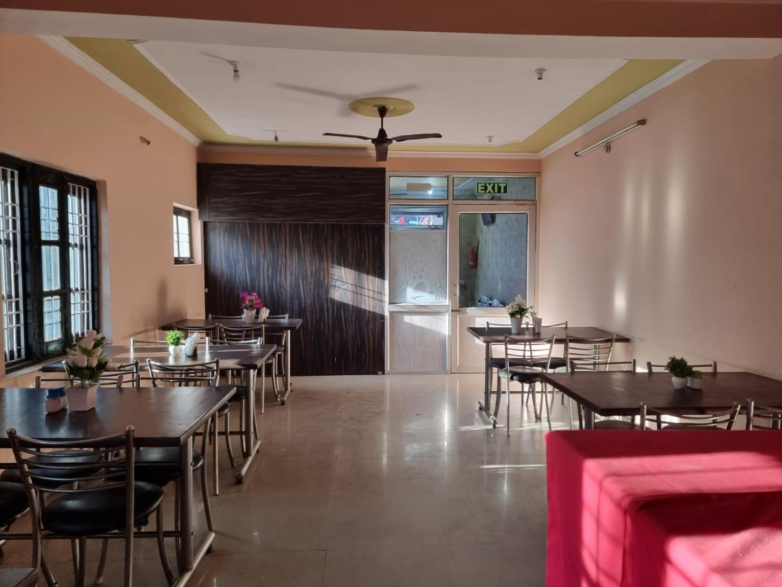 Hotel Stay Well Banikhet Ngoại thất bức ảnh